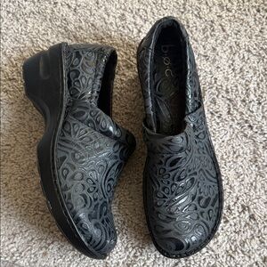 b.o.c. Women's Black Patterned Mules